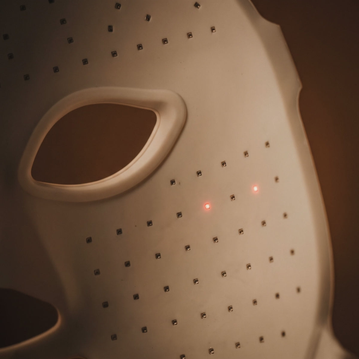 Les LED du Masque s'allument progressivement, en macro